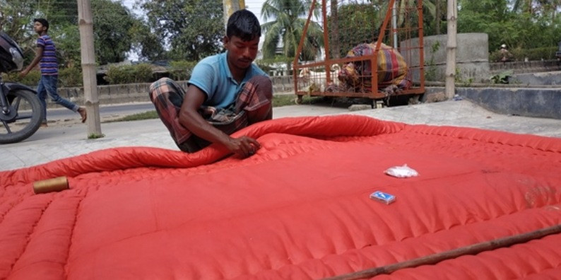 চুয়াডাঙ্গায় শীতের আভাসে ধুনুরিরা লেপ তৈরিতে ব্যাস্ত